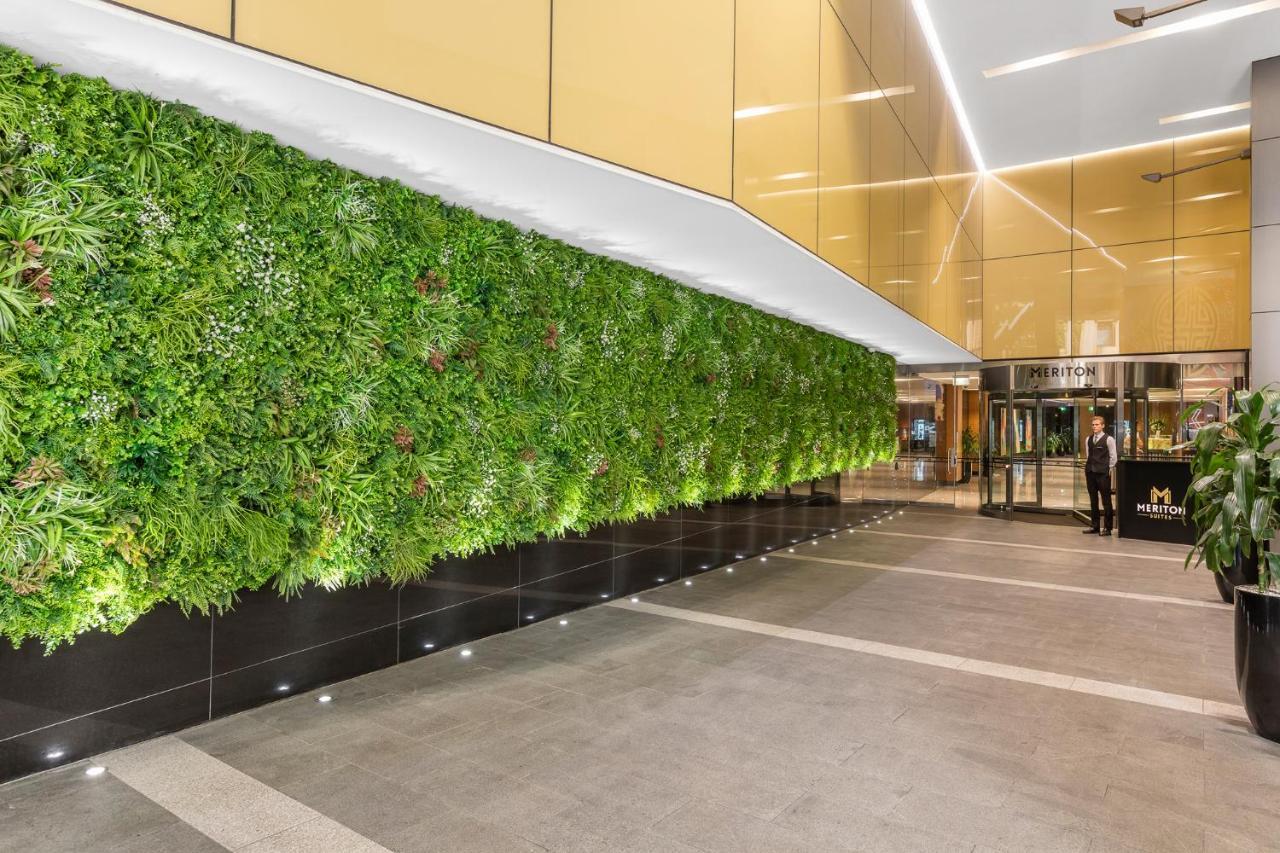 Meriton Suites Campbell Street, Sydney Exterior photo Living wall at the entrance of the hotel