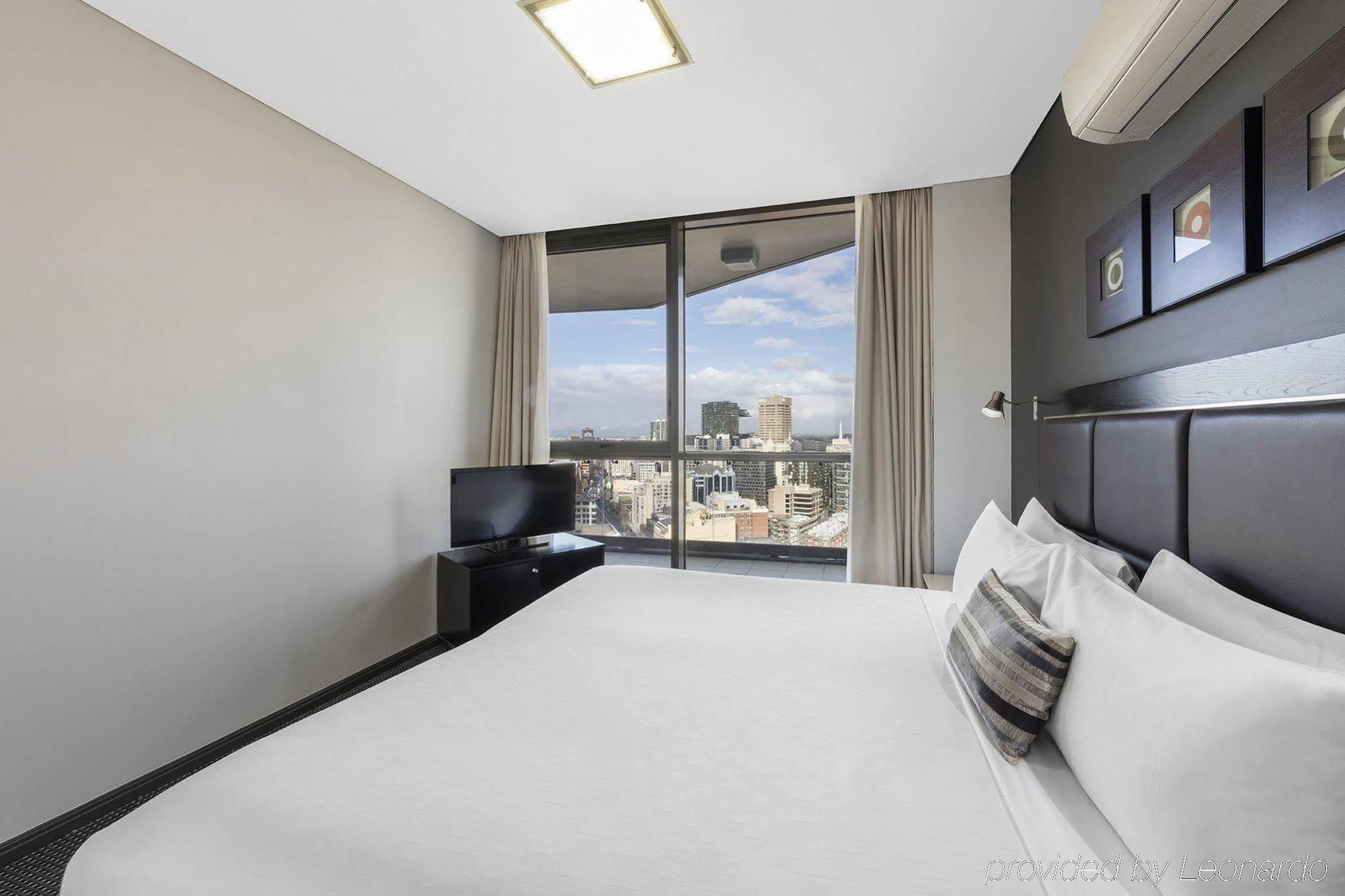 Meriton Suites Campbell Street, Sydney Exterior photo A bedroom at the hotel